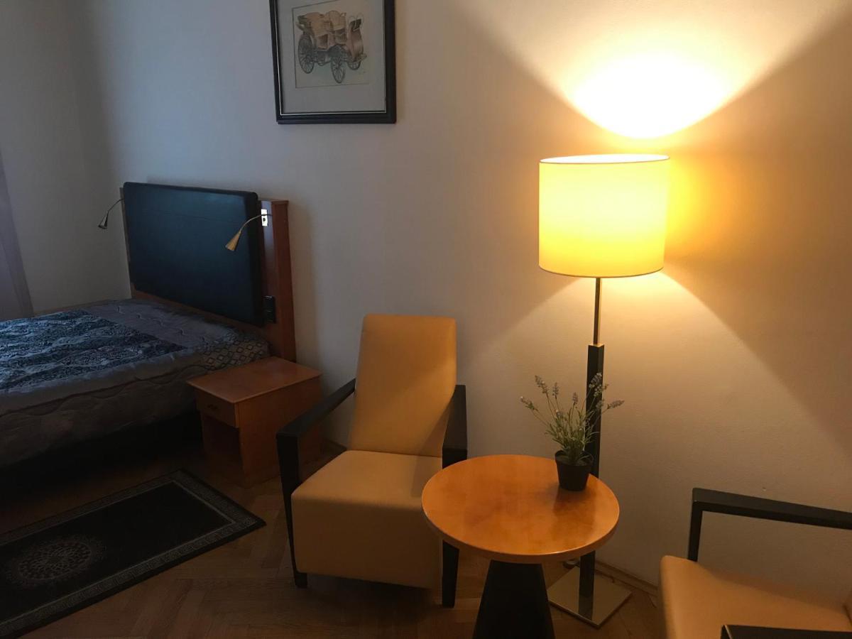 All Seasons Hostel Прага Екстериор снимка