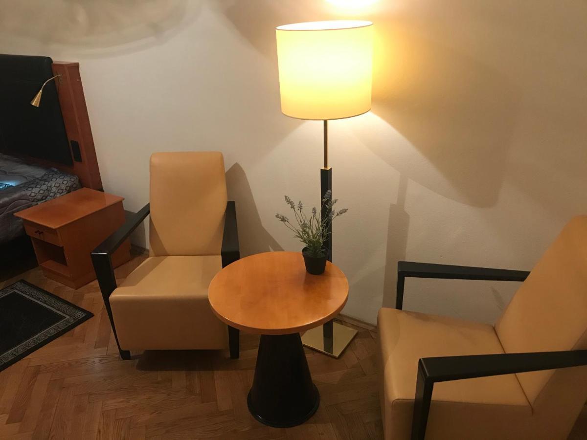 All Seasons Hostel Прага Екстериор снимка