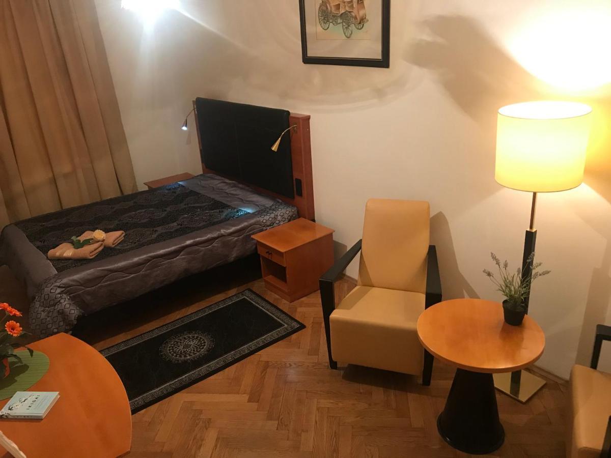 All Seasons Hostel Прага Екстериор снимка