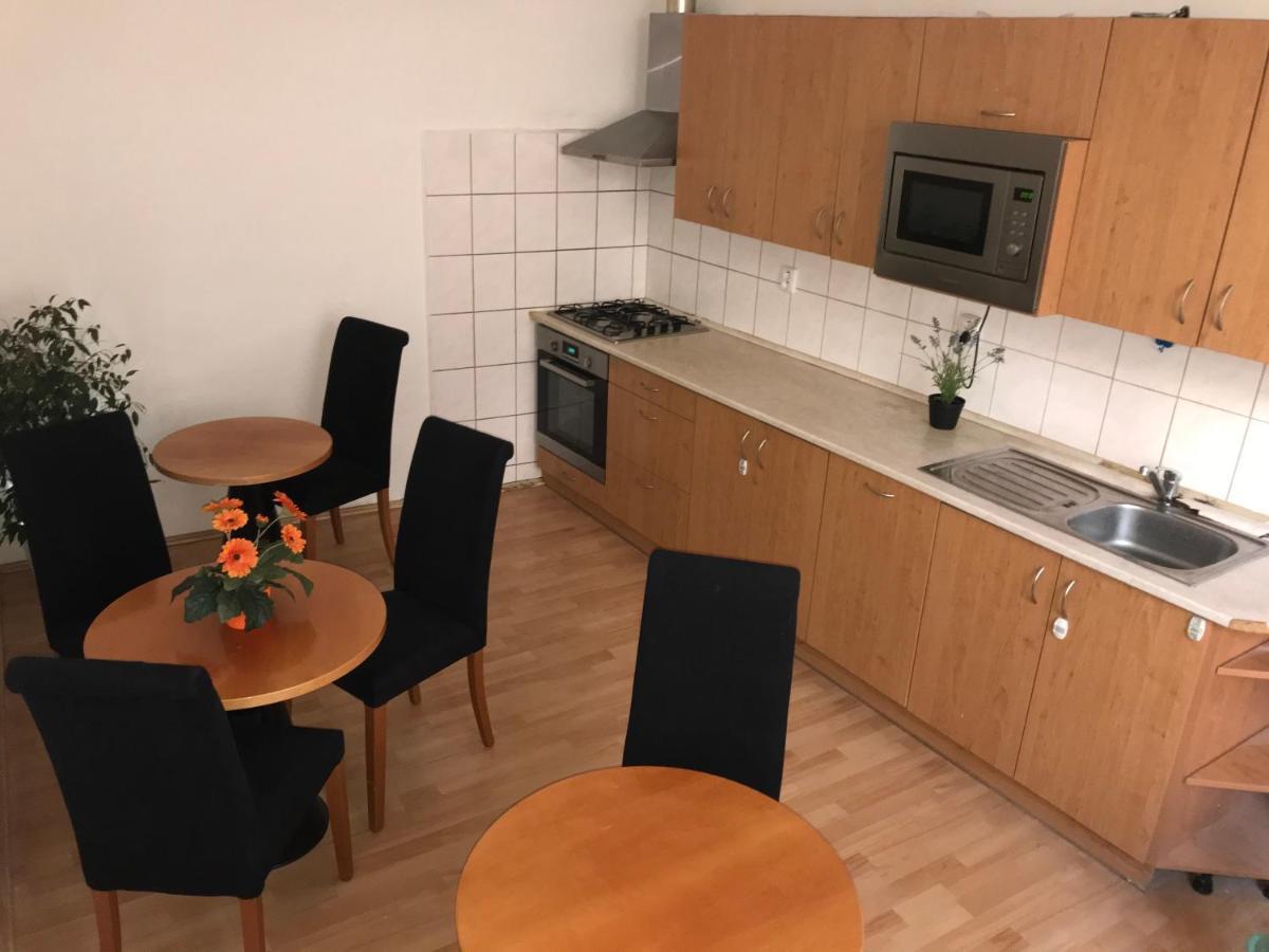 All Seasons Hostel Прага Екстериор снимка