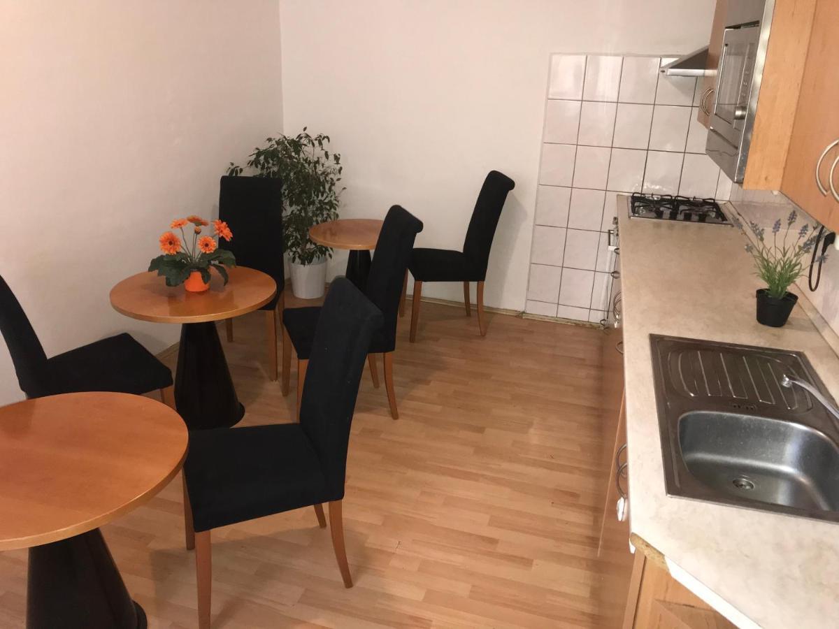 All Seasons Hostel Прага Екстериор снимка