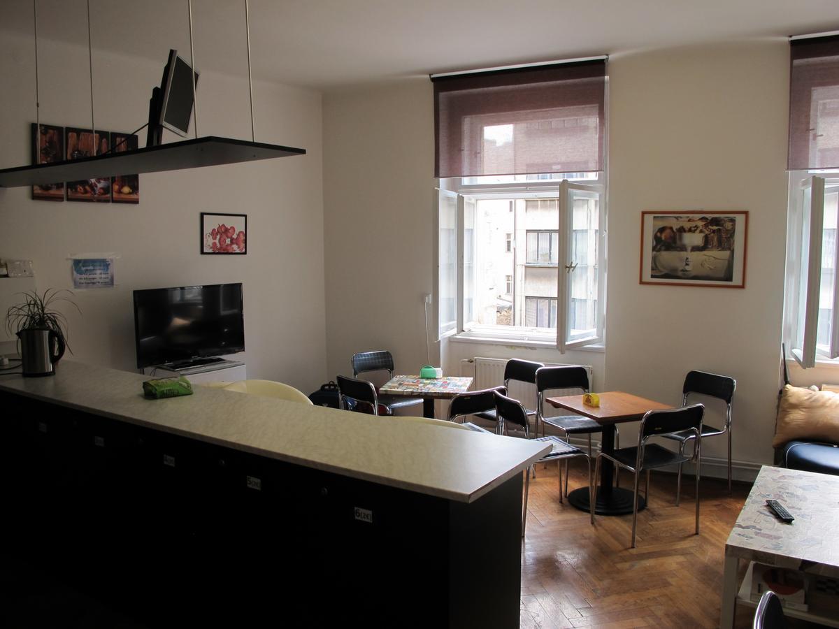 All Seasons Hostel Прага Екстериор снимка