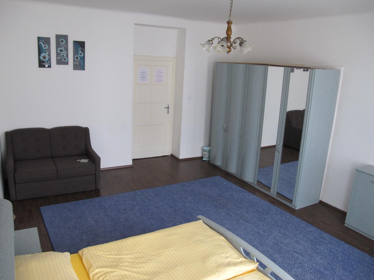 All Seasons Hostel Прага Екстериор снимка