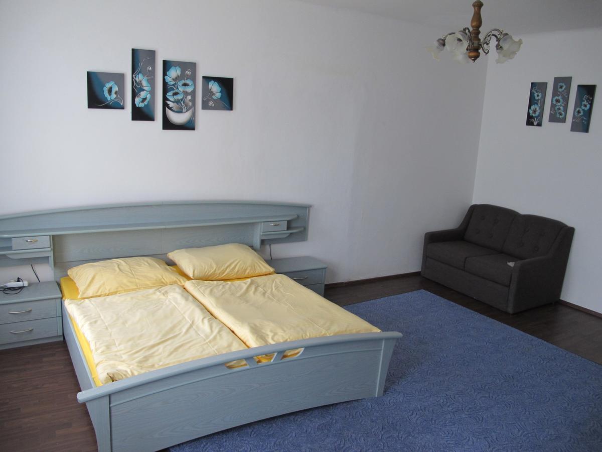 All Seasons Hostel Прага Екстериор снимка