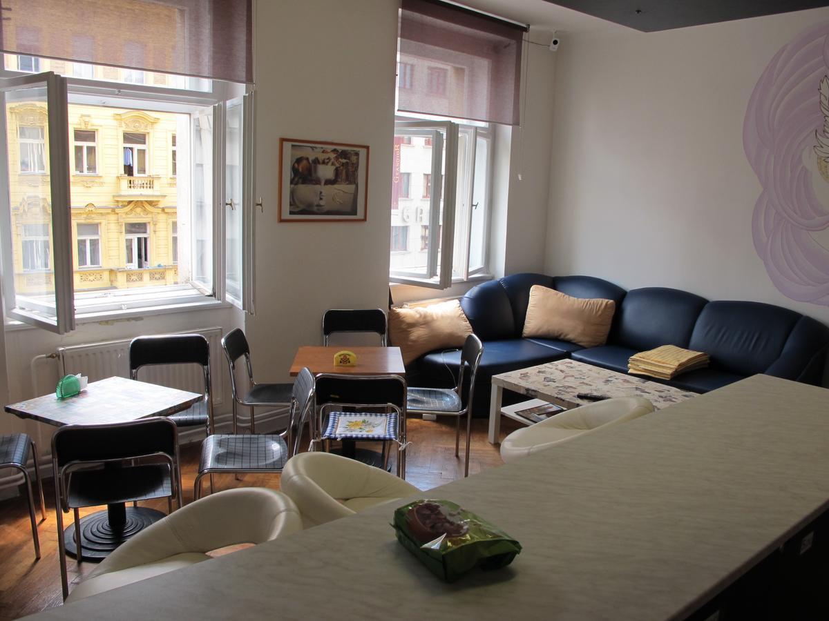All Seasons Hostel Прага Екстериор снимка